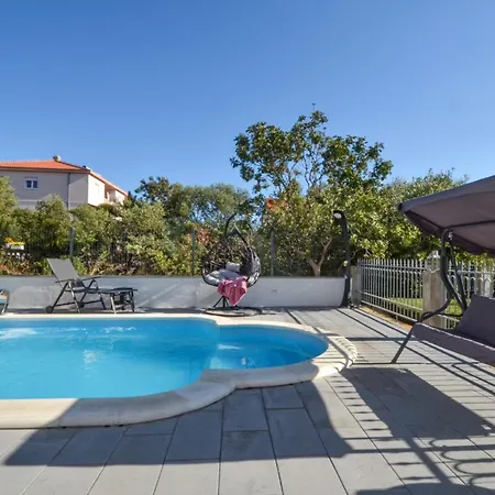 Feriehus House Dd With Heated Pool Trogir