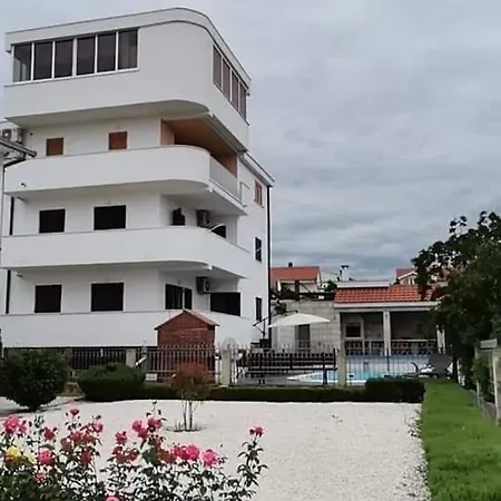 Feriehus House Dd With Heated Pool Trogir