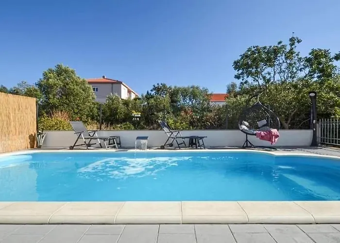 House Dd With Heated Pool 펜션 *