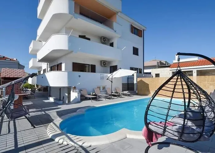 House Dd With Heated Pool * 트로기르