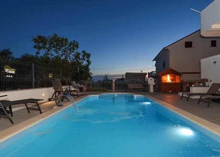 House Dd With Heated Pool