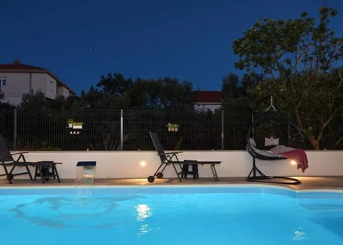 House Dd With Heated Pool Nyaraló