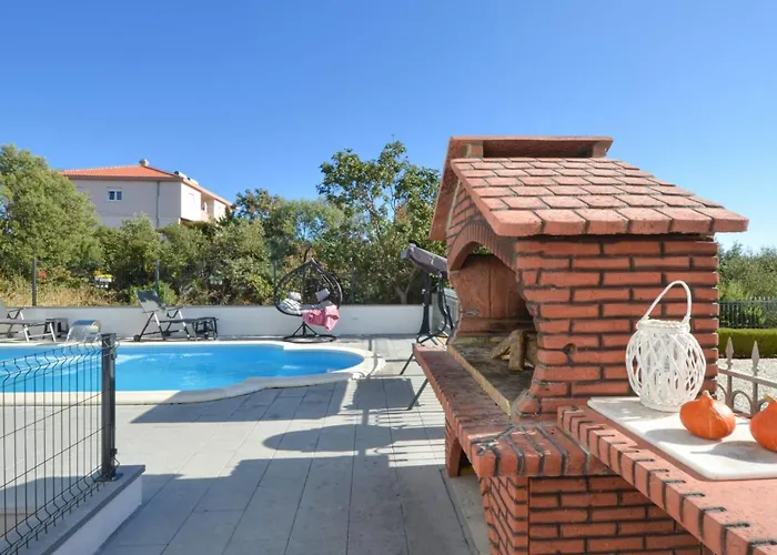 House Dd With Heated Pool 펜션 *