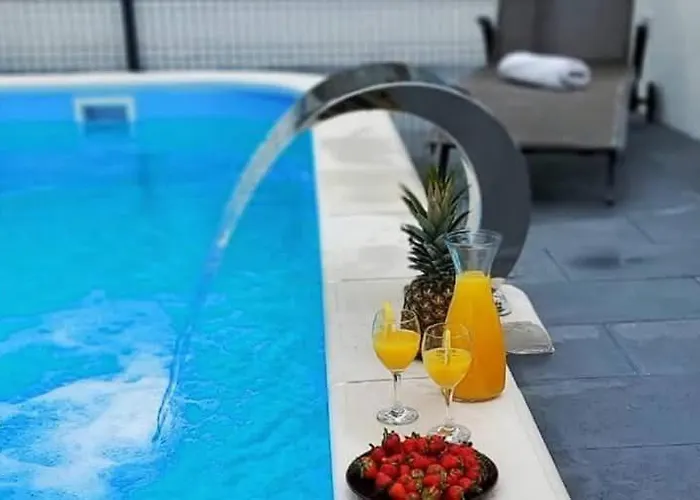 House Dd With Heated Pool *