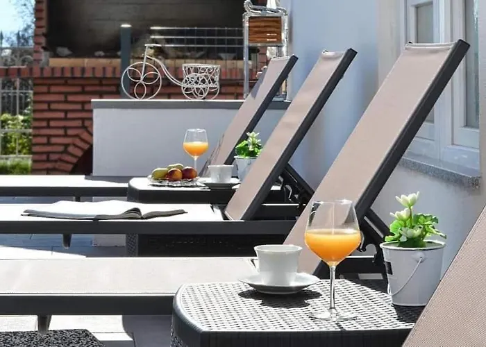 House Dd With Heated Pool 펜션 *