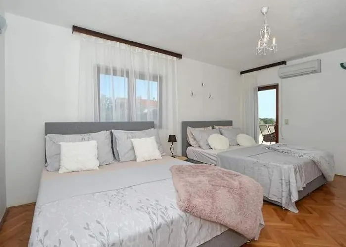 House Dd With Heated Pool 펜션 트로기르