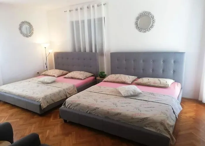 House Dd With Heated Pool 펜션