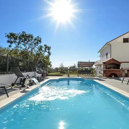 House Dd With Heated Pool